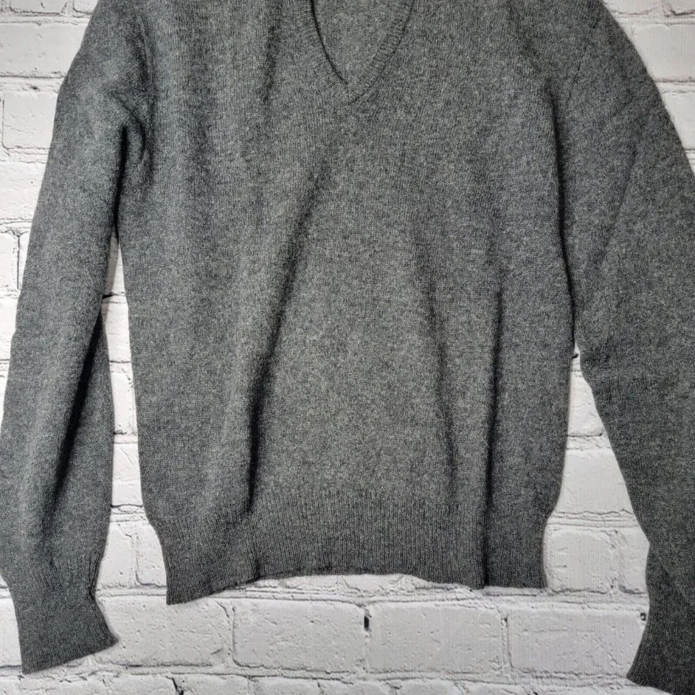 Vintage‎ Trent 74 Robert Bruce 100% 2-Ply Wool Gray Vneck Sweater Size M
